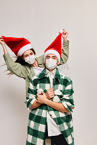 快乐的男女家庭度假圣诞医用口罩