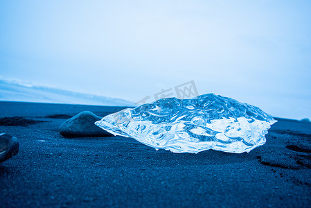 一块冰川搁浅在冰岛
