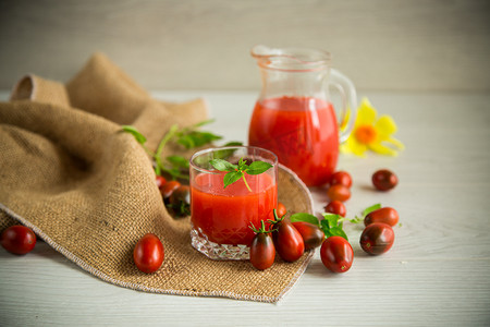 自制鲜榨番茄汁，果肉盛在玻璃醒酒器中
