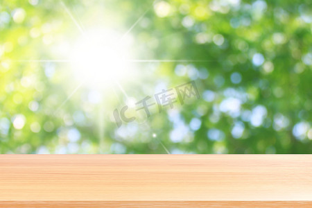 木板照明美丽闪闪发光的绿色散景背景，空木桌地板阳光照明绿色自然森林散景，木桌板空前绿色闪光背景灯
