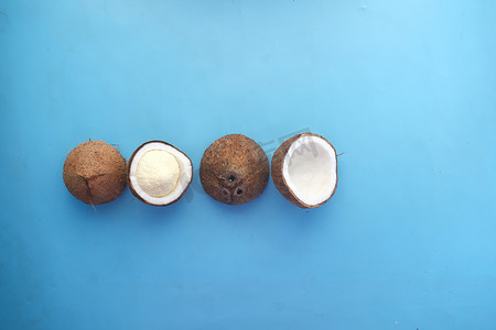 切片水果摄影照片_蓝色背景中的新鲜椰子片