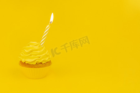 与纸杯蛋糕和黄色奶油的单色生日概念。