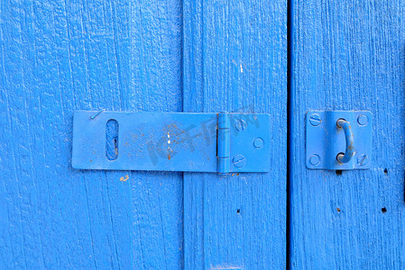 关闭蓝木门上的搭扣锁。