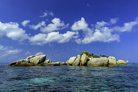 海中一座小石岛的景色