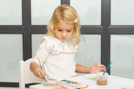 paints摄影照片_小女孩画 paints.montessori 教育。