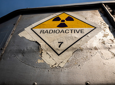 辐射运输标签 Class 7 sticker 贴在侧边运输车旧贴纸上