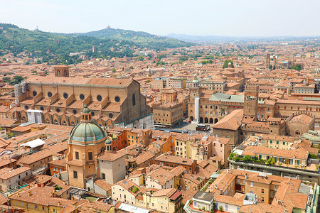 意大利博洛尼亚马焦雷广场上的中世纪老城中心和圣彼得罗尼奥大教堂的博洛尼亚城市景观