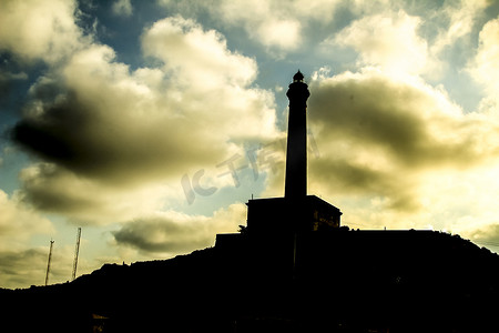 灯塔光束摄影照片_夏日阳光明媚的一天，美丽的 Cabo de Palos 灯塔剪影