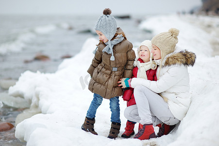 冬天，母亲和她的女儿们在海边