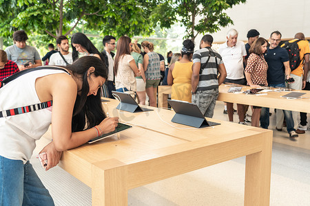 美国佛罗里达州阿文图拉市 — 2019年9月20日：阿文图拉购物中心苹果商店的iPad Pro区，桌上放着平板电脑