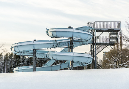 冬天有雪的水滑梯