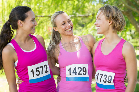 微笑的女性为乳腺癌意识而跑步