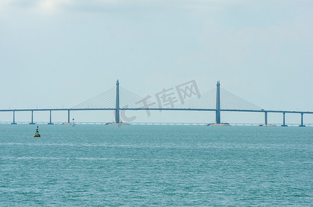 马来西亚槟城大桥主跨斜拉索在蓝色天气中。