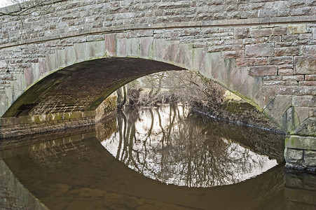 一条小溪上的老石桥