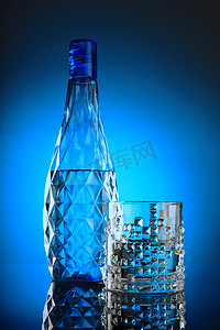 新鲜干净的饮用水-玻璃和瓶子