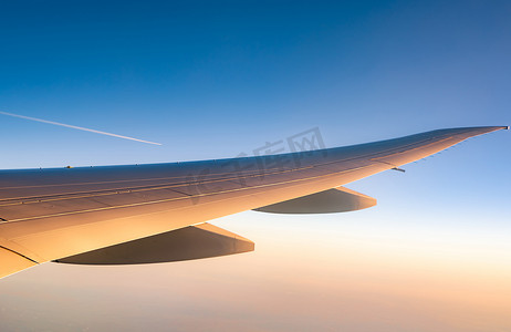 飞机机翼摄影照片_城市上空的飞机机翼。