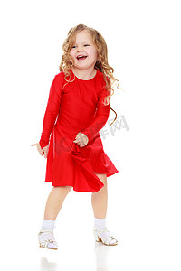 穿着鲜红色裙子跳舞的女孩。
