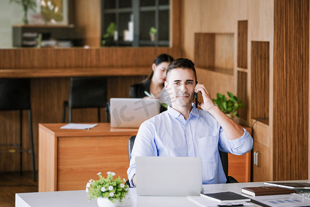 男性营销经理使用电话与风险投资公司交谈以增加盈利潜力。