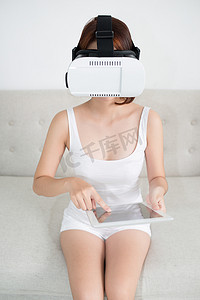 在家戴虚拟现实护目镜的亚洲女性肖像