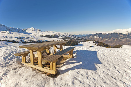 在多雪的山上面的野餐桌