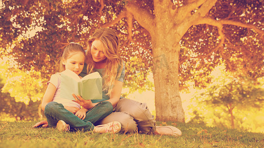 母亲和女儿在公园读书