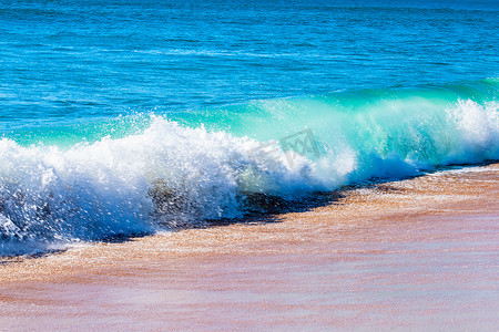 海浪冲击新科罗曼德尔半岛的泰鲁阿海滩
