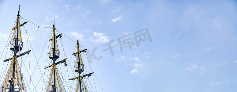 古代桅杆摄影照片_天空背景下的船桅。