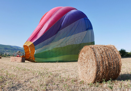 热气球在劳斯村上方的沃克吕兹飞行