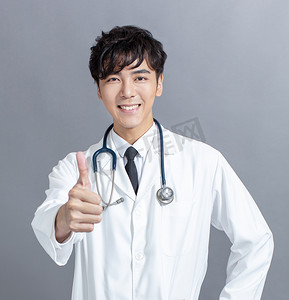友好的亚洲医生竖起大拇指