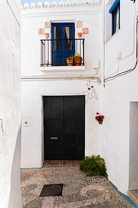 美丽而风景如画的狭窄街道，白色的建筑立面，西班牙建筑