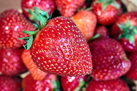 篮子里的草莓摄影照片_春天柳条篮子里的草莓