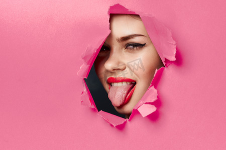 开朗的女人海报孔粉红色背景和红唇