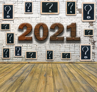 房间的白砖墙上有许多问号，上面写着 2021。
