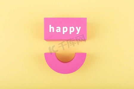 亮黄色背景上的快乐微笑粉色符号，带复制空间