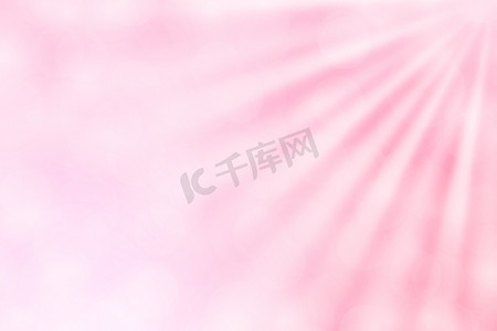 彩色粉红色散景灯光束照射在渐变粉红色背景上用于复制空间，散景彩色浅粉红色柔和的阴影，散景灯照射在渐变柔和的粉红色上