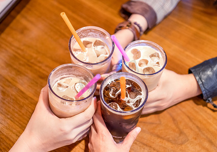 派对理念，女孩和朋友拿着咖啡杯，在咖啡馆、生活方式、复制空间、顶视图、特写中一起欢呼快乐