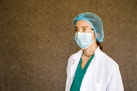 女医生肖像，戴着面具、眼镜、手套和制服的医生。