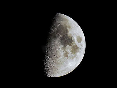 用望远镜看到的上弦月