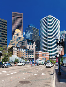 马萨诸塞州波士顿 — 2016 年 6 月，美国：波士顿金融区的摩天大楼，联邦储备广场公园的景色