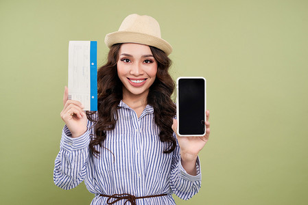 年轻的亚洲女游客手拿着带购票概念的智能手机