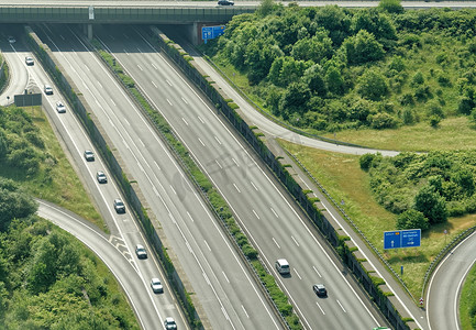 从布伦瑞克市北部 A2 高速公路上的一架小型飞机鸟瞰