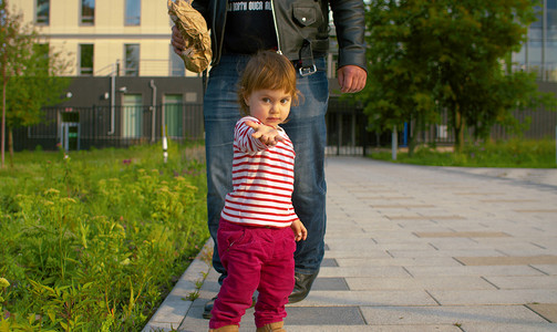 有趣的女儿和她的父亲在公园里
