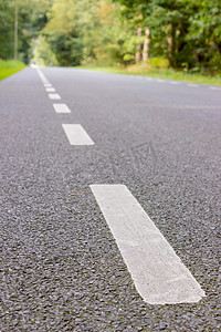 虚线分割摄影照片_道路上的白色条纹