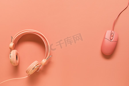 键盘耳机鼠标摄影照片_耳机鼠标橙色背景