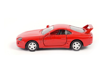 红色玩具模型跑车。