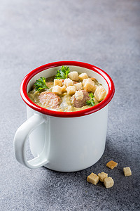 自创豌豆汤用香肠和油煎方型小面包丁