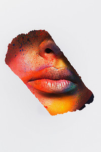 艺术嘴唇摄影照片_模特的嘴唇与五颜六色的艺术化妆，特写
