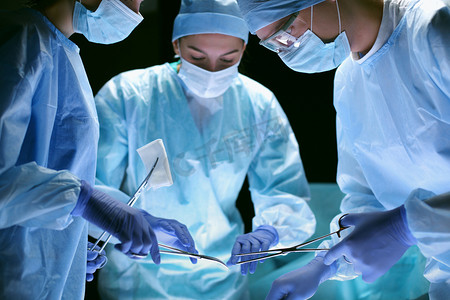 团队外科医生在手术室工作。