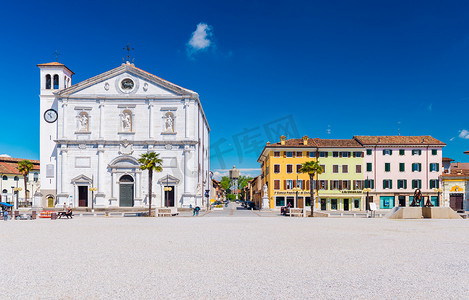 Palmanova - 2016 年 4 月，意大利：Palmanova 堡垒镇的中央广场，可欣赏大教堂和传统建筑风格的彩色房屋