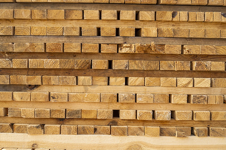 在锯木厂存放成堆的木板。
